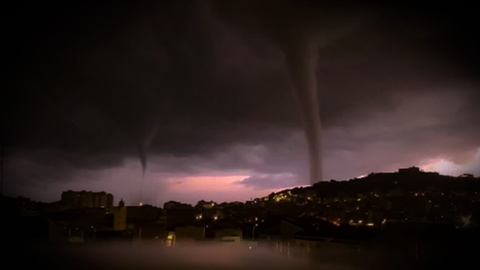 Tornado Duplo Apocalipitico Na Italia