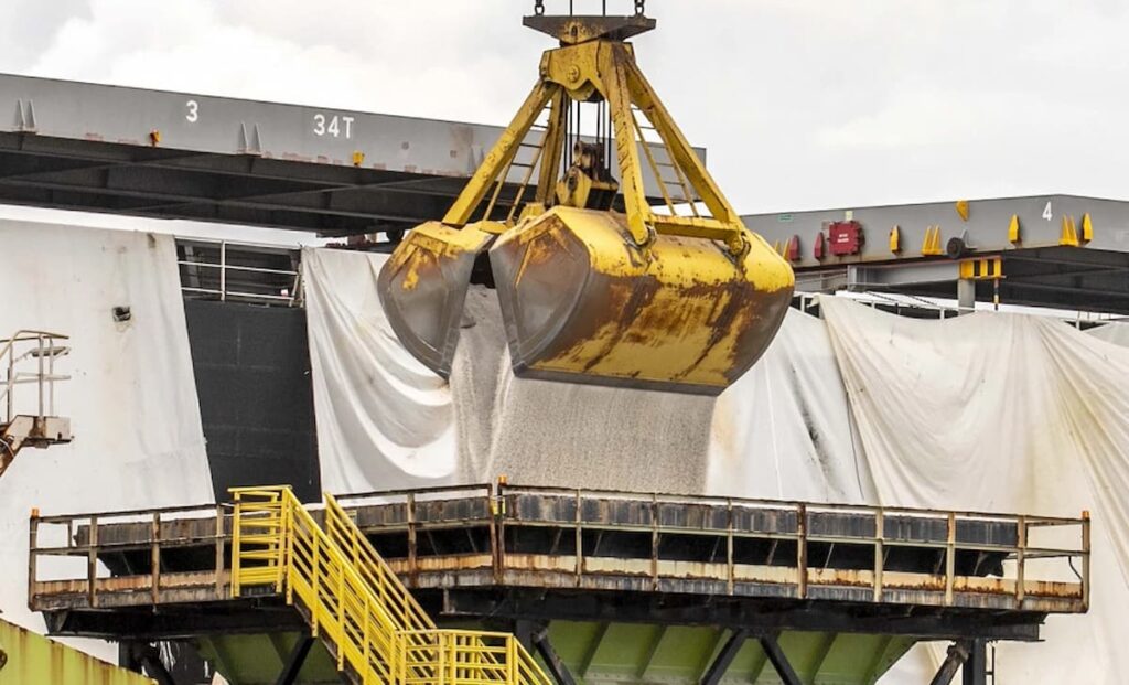 Brasil recebe maior navio de fertilizantes do mundo e maior carga da história de Paranaguá